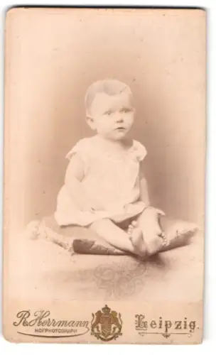 Fotografie Rudolf Amman, Leipzig, CDV eines kleinen Kindes auf Kissen