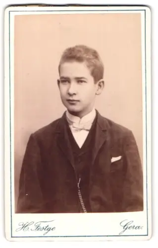 Fotografie Heinrich Fesste, Gera, Sorge, Porträt eines jungen Mannes