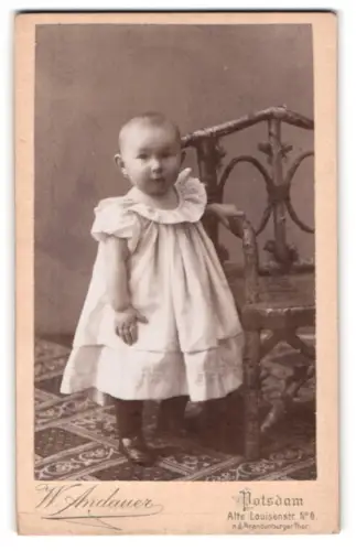 Fotografie Wilhelm Andauer, Potsdam, Alte Louisenstr. Nr. 6, Kind mit Stuhl