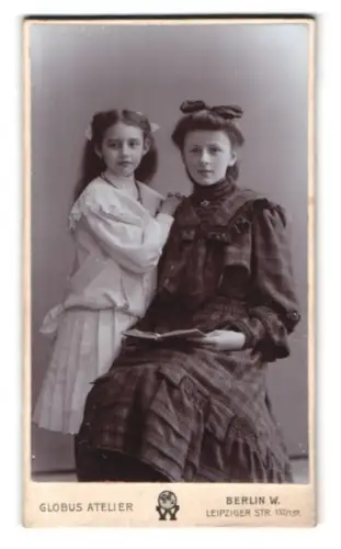 Fotografie Globus Atelier, Berlin, Leipziger Str. 132/137, Dame mit jungem Mädchen in eleganter Pose