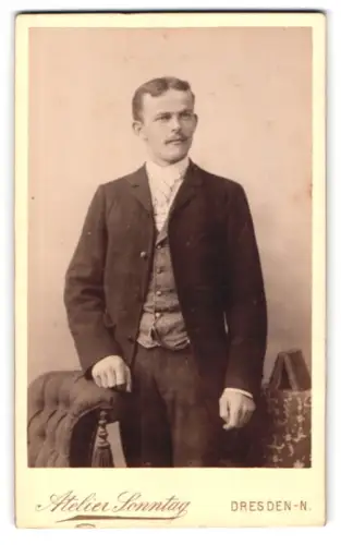 Fotografie Atelier Sonntag, Dresden, Alaunstrasse 14, Porträt eines eleganten Herren