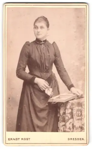 Fotografie Ernst Rost, Dresden, Wettinerstrasse 15, Porträt einer Dame mit Kreuzkette