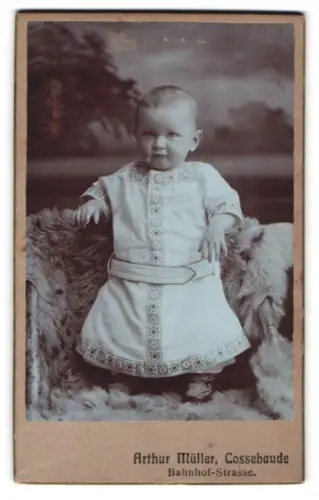 Fotografie Arthur Müller, Cossebaude, Bahnhof-Strasse, Porträt eines Kleinkinds in besticktem Kleid