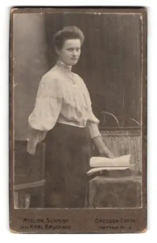 Fotografie Atelier Schmidt, Dresden-Cotta, Warthaer Str. 4, Frau mit elegantem Blusenensemble
