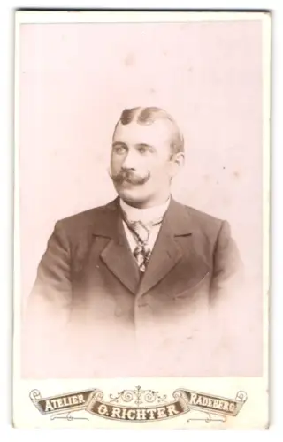 Fotografie O. Richter, Radeberg, Pulsnitzer Str. 7, Porträt eines eleganten Herrn