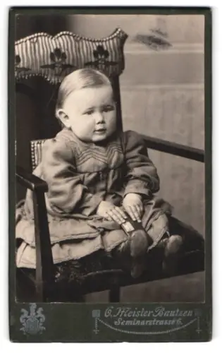 Fotografie Oskar Meister, Bautzen, Seminarstrasse 6, Kind auf Stuhl sitzend