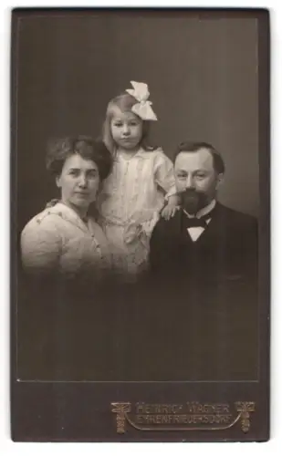 Fotografie Heinrich Wagner, Ehrenfriedersdorf, Chemnitzerstrasse, Familienporträt mit Kind