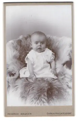 Fotografie Heinrich Wagner, Ehrenfriedersdorf, Chemnitzerstr., Porträt eines Kleinkindes