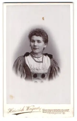 Fotografie Heinrich Wagner, Ehrenfriedersdorf, Kirchgasse, Porträt einer Frau in traditioneller Kleidung