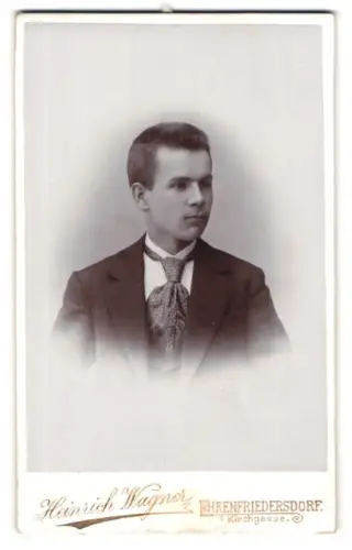 Fotografie Heinrich Wagner, Ehrenfriedersdorf, Kirchgasse, Porträt eines jungen Mannes