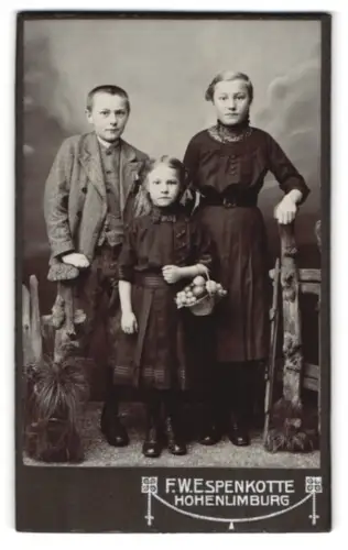 Fotografie F.W. Espenkotte, Hohenlimburg, Drei Personen mit Korb