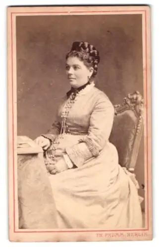 Fotografie Th. Prümm, Berlin, Unter den Linden 51, sitzende Frau in elegantem Kleid