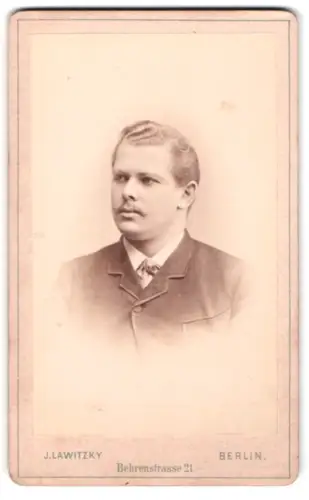 Fotografie J. Lawitzky, Berlin, Behrenstrasse 21, Porträt eines jungen Mannes
