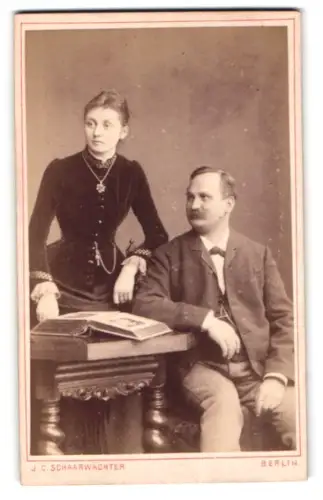 Fotografie J. C. Schaarwächter, Berlin, Friedrichstrasse 190, Paarporträt mit stilvollem Tisch