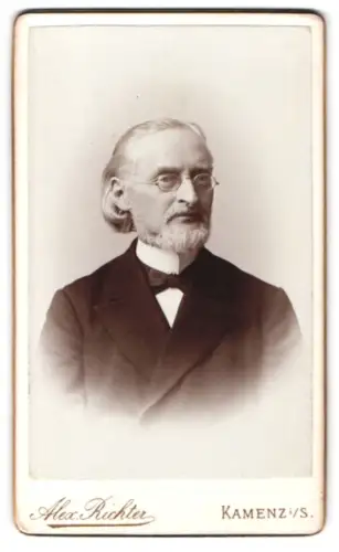 Fotografie Alex Richter, Kamenz, Portrait eines älteren Herrn mit Brille