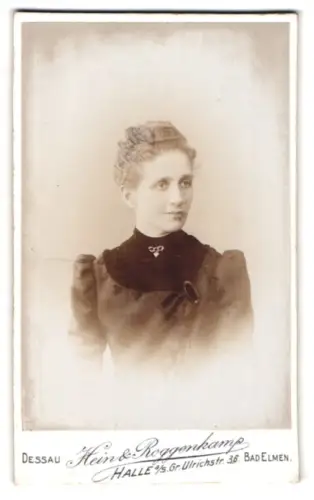 Fotografie Hein & Roggenkamp, Halle, Gr. Ulrichstr. 36, Porträt einer Frau im Kleid