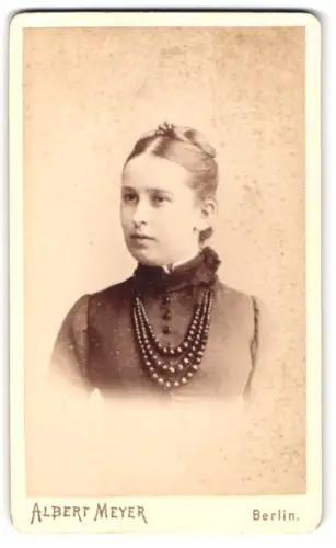 Fotografie Albert Meyer, Berlin, Alexanderstrasse 45, Porträt einer jungen Frau