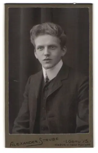 Fotografie Alexander Strube, Löbau i. S., vis-à-vis d. Kaiserl. Postamt, Porträt eines jungen Mannes