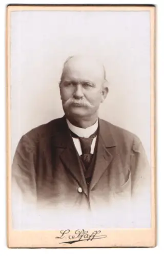 Fotografie L. Pfaff, Halle a. S., Geiststrasse 47, Porträt eines älteren Herrn