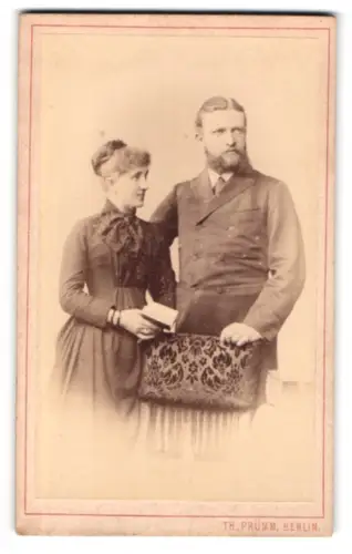 Fotografie Theodor Prümm, Berlin, Unter den Linden 51, Paar im eleganten Auftritt