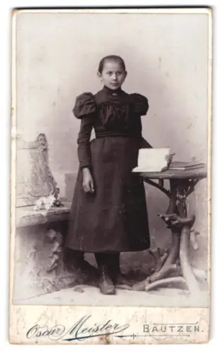 Fotografie Oscar Meister, Bautzen, Seminarstrasse 6, Mädchen in elegantem Kleid