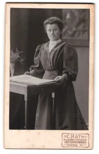 Fotografie C. Kath, Kötzschenbroda, Gradsteg 10, Porträt einer Dame am Tisch