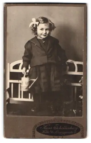 Fotografie Hans Schellenberg, Halle a. S., Leipzigerstr. 14, Kind mit Giesskanne