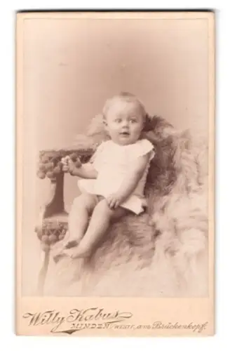 Fotografie Willy Kabus, Minden, am Brückenkopf, Baby auf Fell drapiert