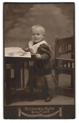 Fotografie Richard Huth, Bautzen, Wendische Str. 13, Kleinkind am Tisch