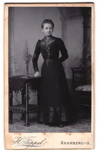 Fotografie Fritz Schumann, Annaberg i. S., Gr. Kirchgasse 5, Elegante Dame im dunklen Kleid