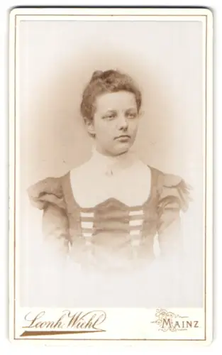 Fotografie Leonh. Wichl, Mainz, Gartenfeldstrasse 7, Porträt einer jungen Frau