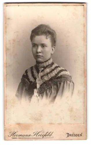 Fotografie Hermann Herzfeld, Dresden, Altmarkt, Porträt einer jungen Frau