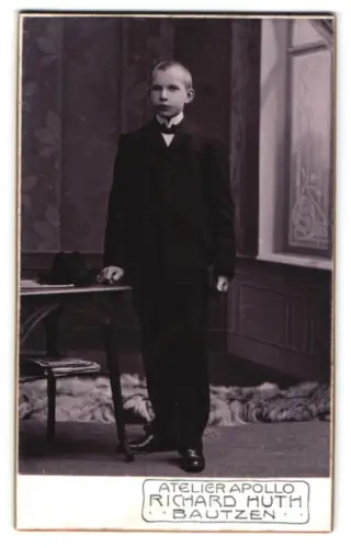 Fotografie Richard Huth, Bautzen, Wendische Strasse 13, Junger Mann im Anzug