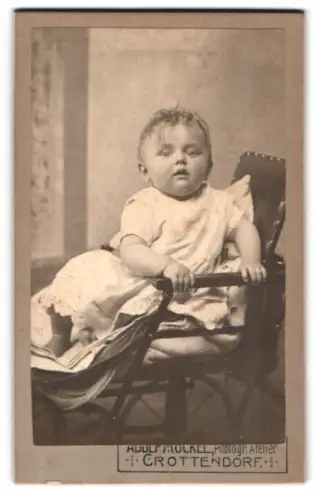 Fotografie Adolf Möckel, Crottendorf, Kleinkind auf Stuhl