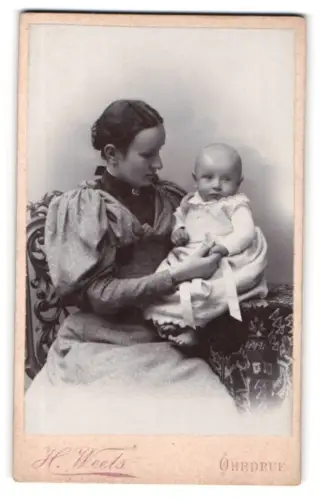 Fotografie H. Weets, Ohrdruf, Bahnhofstrasse 14, Mutter mit Baby auf Stuhl sitzend