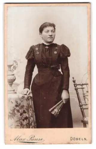 Fotografie Max Pause, Döbeln, Bahnhofstrasse, Porträt einer Frau mit Fächer