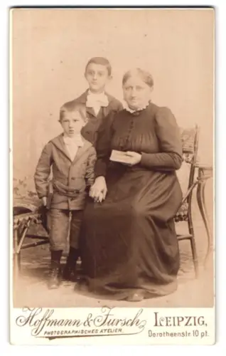 Fotografie Hoffmann & Jursch, Leipzig, Dorotheenstr. 10, Porträt einer älteren Frau mit zwei Jungen