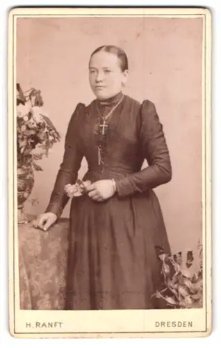 Fotografie H. Ranft, Dresden, Marien-Strasse 12, Porträt einer jungen Frau