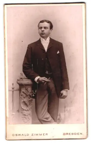 Fotografie Oswald Zimmer, Dresden, Zeughausstrasse 3, Eleganter Herr im Anzug