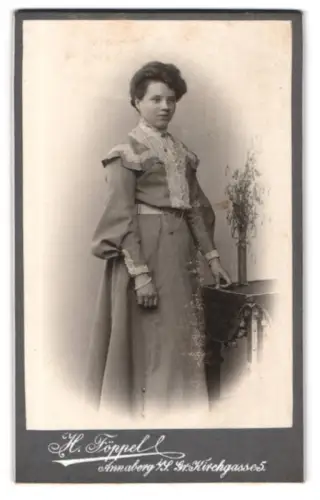 Fotografie H. Föppel, Annaberg, Grosse Kirchgasse 5, Frau in eleganter Kleidung