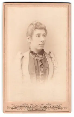 Fotografie H. Boodts, Hannover, Schillerstrasse 52, Porträt einer Dame