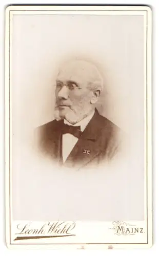 Fotografie Leonhard Wichl, Mainz, Gartenfeldstrasse 7, Porträt eines älteren Mannes