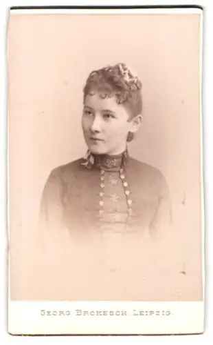 Fotografie Georg Brokesch, Leipzig, Zeitzerstrasse 2 ½, Porträt einer jungen Frau