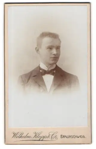 Fotografie Wilhelm Klopp & Co, Braunschweig, Friedrich Wilhelmstr. 37, Porträt eines jungen Mannes