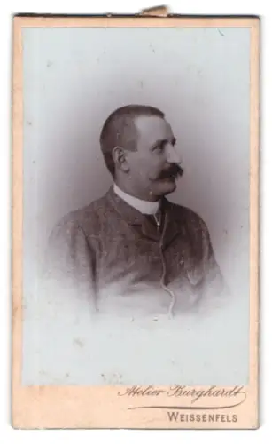 Fotografie Atelier Burghardt, Weissenfels, Porträt eines Mannes im Profil