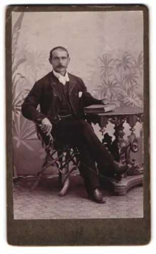 Fotografie Otto, Barcelona, Rua Ramiro Barcello, Mann an Tisch sitzend