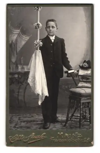 Fotografie Otto Strub, Mainz, Frauenlobstr. 25, Junge mit Kerze