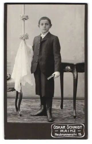 Fotografie Oskar Schmidt, Mainz, Neubrunnenstr. 15, Junge mit Anzug und Buch