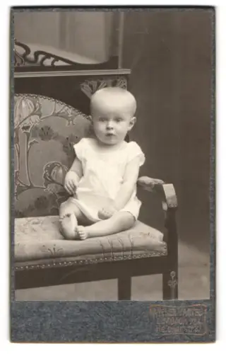 Fotografie Eli Haertel, Limbach, Helenenstr. 37, Kleinkind auf antikem Stuhl