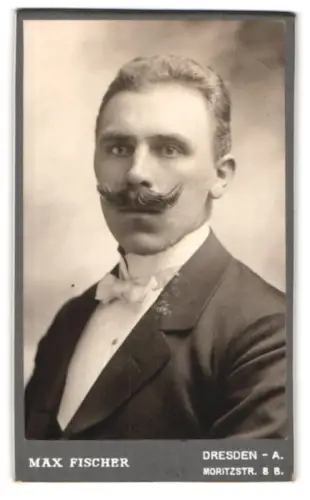 Fotografie Max Fischer, Dresden, Moritzstr. 8 B, Herr mit imposantem Schnurrbart